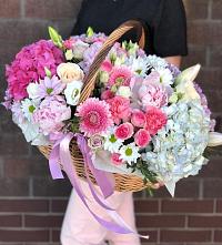 Цветочная композиция из Розы, Хризантемы, Пионы и Лизиантусы в корзине в Рагулях