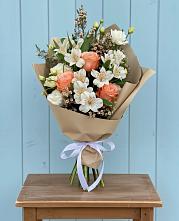 Букет цветов из:  Альстромерии, Лизиантусы, Розы и Хризантемы в Рагулях